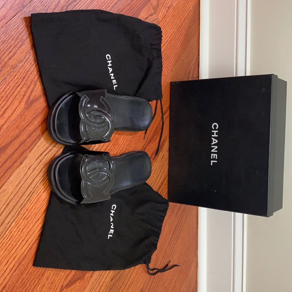 Chanel patent leather slide sandal